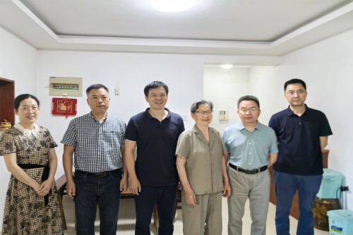 20250701七一慰问魏凤兰_副本.jpg 20250701七一慰问魏凤兰_副本.jpg