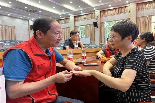 20250908教师节康华小学义诊王国喜.jpg 20250908教师节康华小学义诊王国喜.jpg