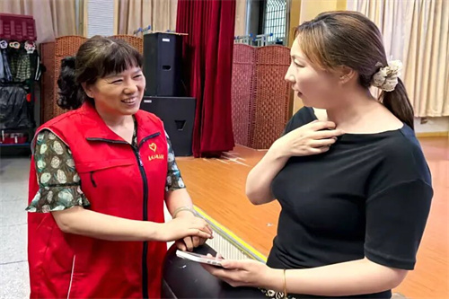 20250908教师节康华小学义诊王芹芳.jpg 20250908教师节康华小学义诊王芹芳.jpg