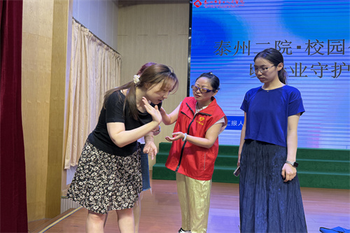 20250908教师节康华小学义诊海姆立克李娟.jpg 20250908教师节康华小学义诊海姆立克李娟.jpg