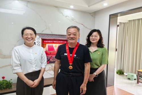 20260701送党章张阳_副本.jpg 20260701送党章张阳_副本.jpg